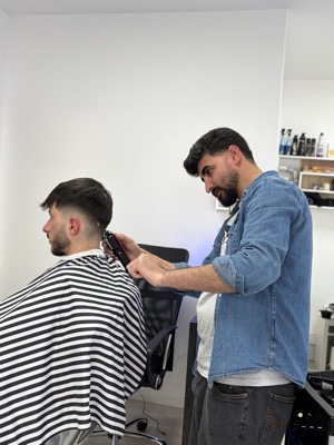 Friseur beim Haarschnitt im Jo Hair Style Salon