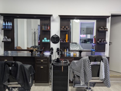 Innenraum des Friseursalons Jo Hair Style mit zwei Spiegelplätzen